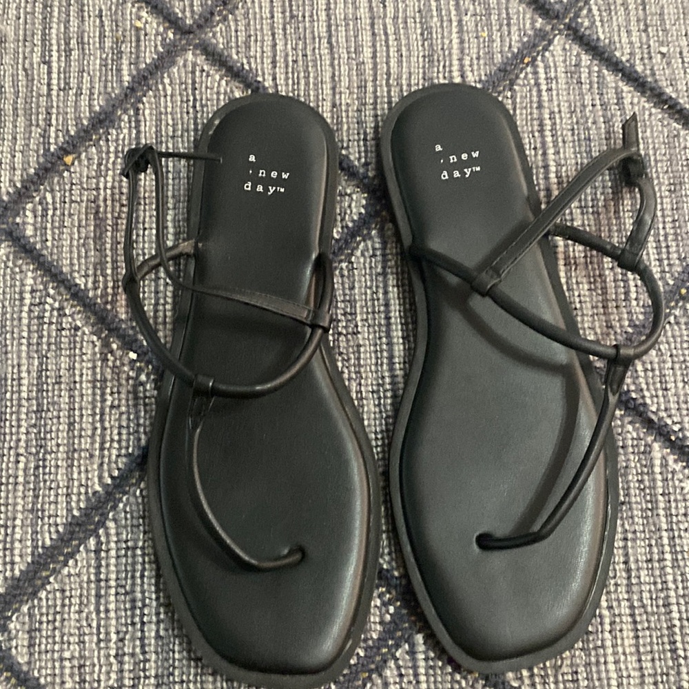 Women’s Sandals Size 9 in a beautiful condition.